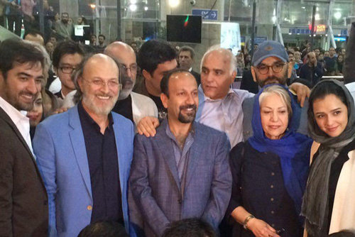 استقبال پرشور از عوامل فیلم «فروشنده» در بدو ورود به ایران+ عکس استقبال پرشور از عوامل فیلم «فروشنده» در بدو ورود به ایران+ عکس