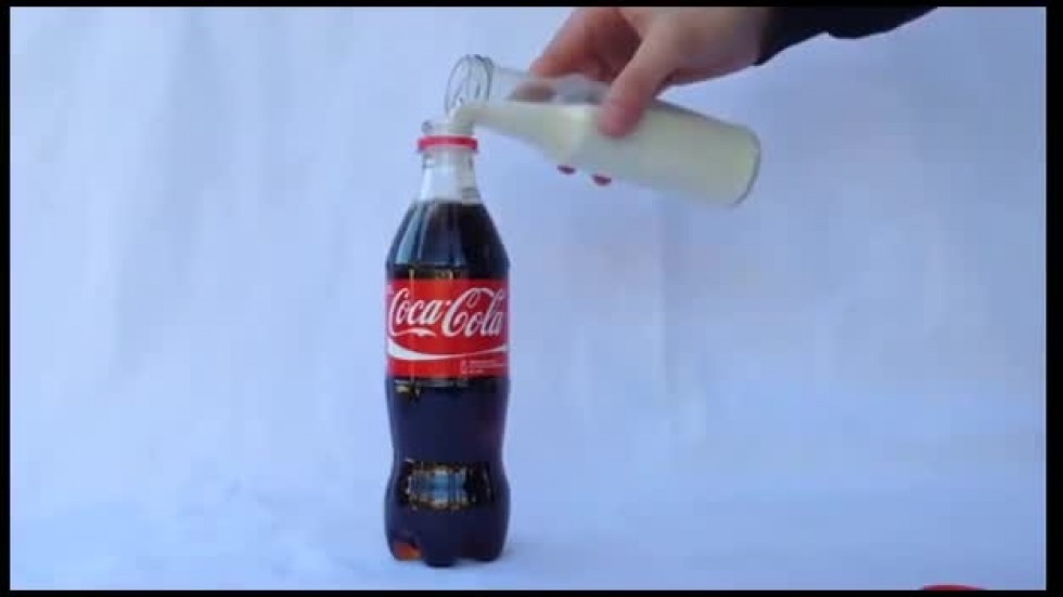 فیلم/واکنش عجیب نوشابه کوکاکولا به شیر