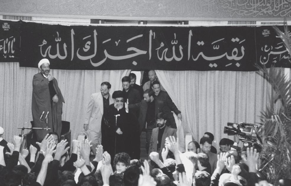 تصویری از رهبر انقلاب در مراسم عزاداری تاسوعای حسینی در سال ۷۷