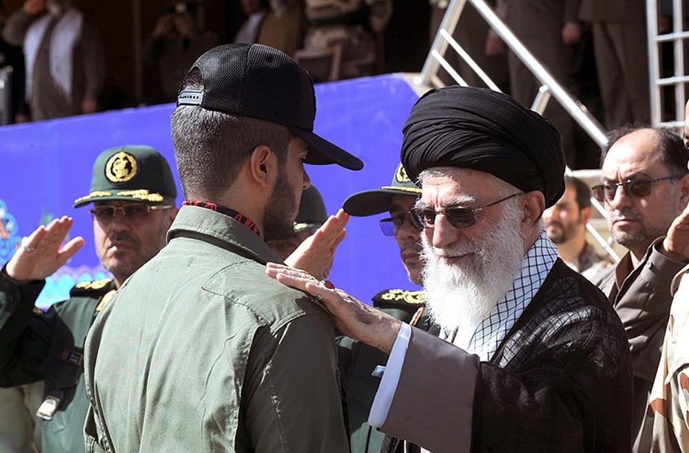 تصاویر : حضور رهبر‌معظم‌انقلاب در مراسم دانش‌آموختگی دانشجویان ارتش