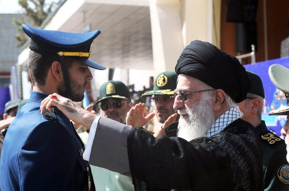 تصاویر : حضور رهبر‌معظم‌انقلاب در مراسم دانش‌آموختگی دانشجویان ارتش