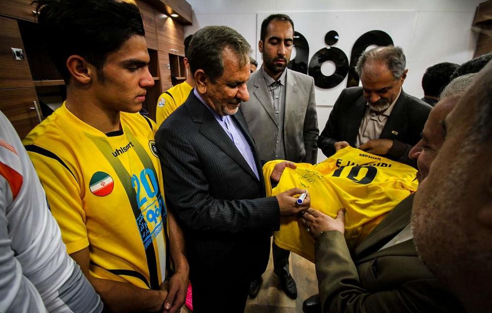 تصاویر : افتتاح ورزشگاه «نقش جهان» با حضور وزیر ورزش و جهانگیری