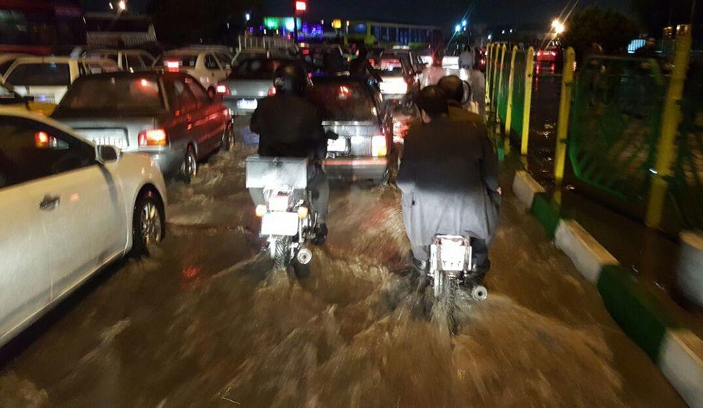 تصاویر : بارش شدید تگرگ و آبگرفتگی معابر در تهران و خرم آباد
