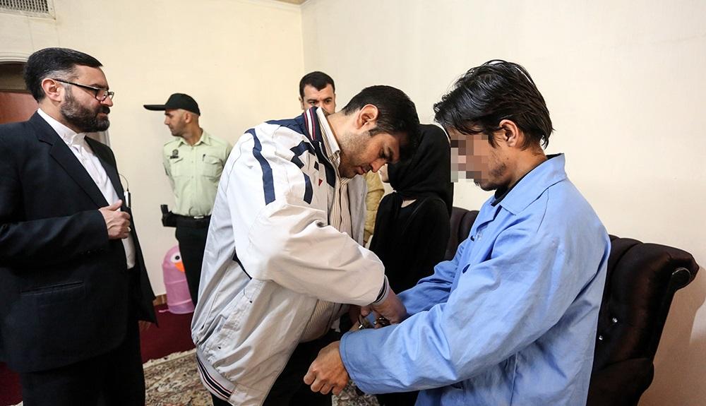 تصاویر : بازسازی صحنه قتل کودک توسط پدر و نامادری