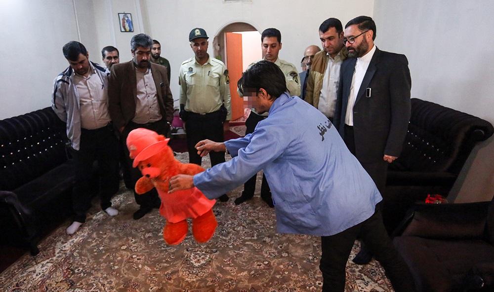 تصاویر : بازسازی صحنه قتل کودک توسط پدر و نامادری