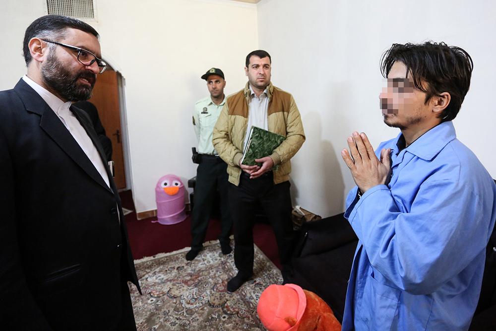 تصاویر : بازسازی صحنه قتل کودک توسط پدر و نامادری