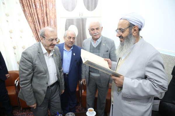 اهدای کتاب نفیس قرآن&zwnj;طباخ به استانداری سیستان و بلوچستان و امام&zwnj;جمعه اهل سنت زاهدان توسط بانک&zwnj;پاسارگاد