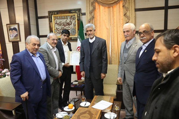 اهدای کتاب نفیس قرآن&zwnj;طباخ به استانداری سیستان و بلوچستان و امام&zwnj;جمعه اهل سنت زاهدان توسط بانک&zwnj;پاسارگاد