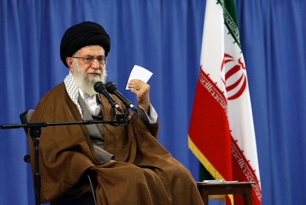 رهبر معظم انقلاب در دیدار دانشجویان بسیجی مدال&zwnj;آور دانشگاه شریف: پیشرفت علمی بدون تعهد بی&zwnj;معنا است
