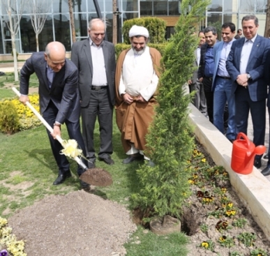 بازدید مدیرعامل بانک کشاورزی از سومین نمایشگاه توانمندی های روستائیان و عشایر