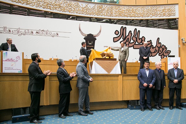 تجلیل از مدیر عامل بانک پاسارگاد در هشتمین دوره جایزه ملی مدیریت مالی ایران