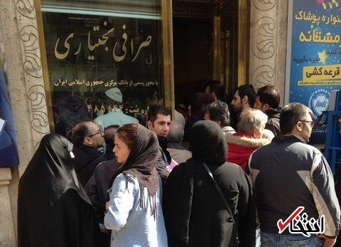 فروش دلار آزاد ۳۰۰ تومان بالاتر از قیمت صرافیها فروش دلار آزاد ۳۰۰ تومان بالاتر از قیمت صرافیها