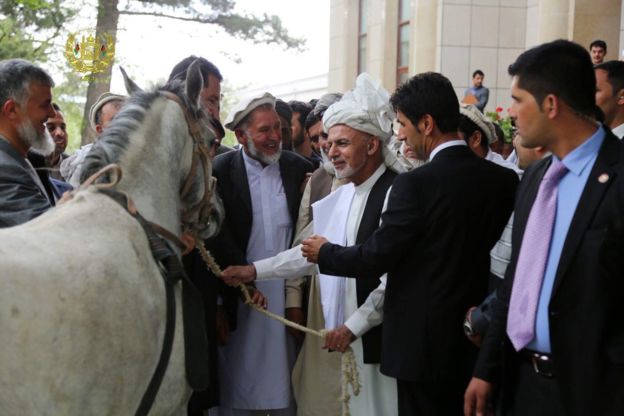 عکس/اسب فرمانده داعش به اشرف غنی اهدا شد