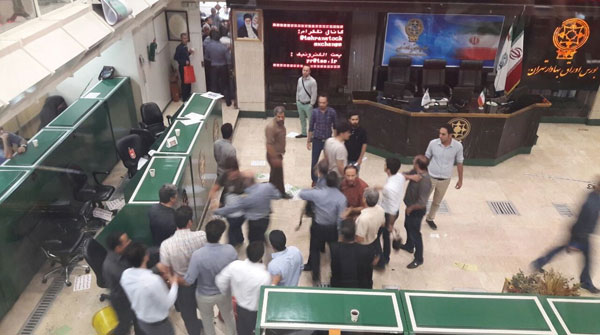 سهامداران معترض بورس را به هم ریختند