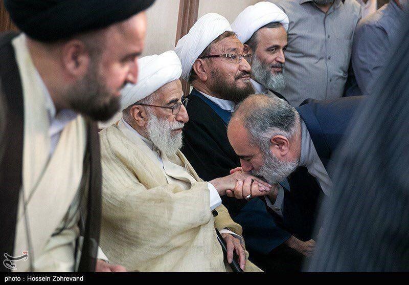 توضیح تگرامی حسام‌الدین آشنا درباره تصویر دستبوسی آیت‌الله جنتی
