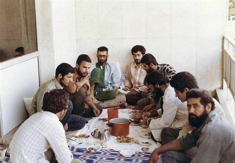 تصویری از رهبر انقلاب در دوران نقاهت بعد از ترور