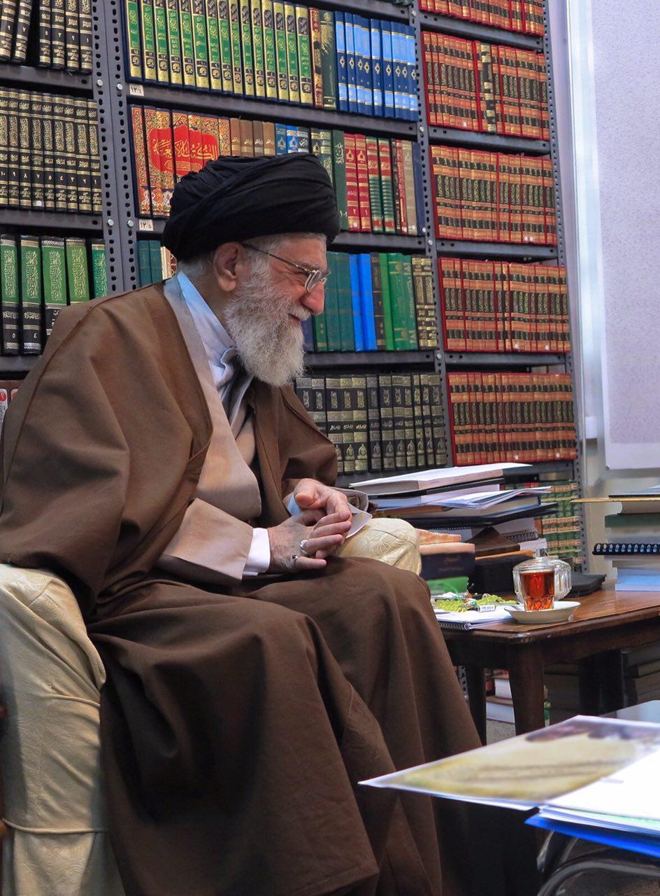 تصويری از اتاق مطالعه و کتابخانه رهبر انقلاب