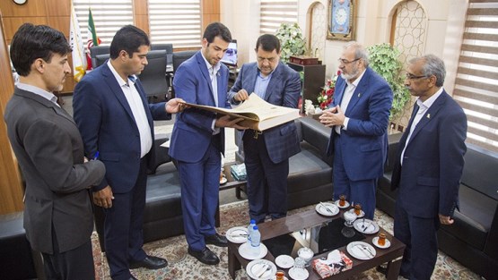 بانک‌پاسارگاد،کتاب نفیس قرآن‌طباخ را‌ به استانداری هرمزگان و دانشکده ادبیات دانشگاه تهران اهدا کرد