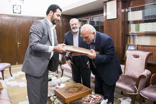 بانک‌پاسارگاد،کتاب نفیس قرآن‌طباخ را‌ به استانداری هرمزگان و دانشکده ادبیات دانشگاه تهران اهدا کرد