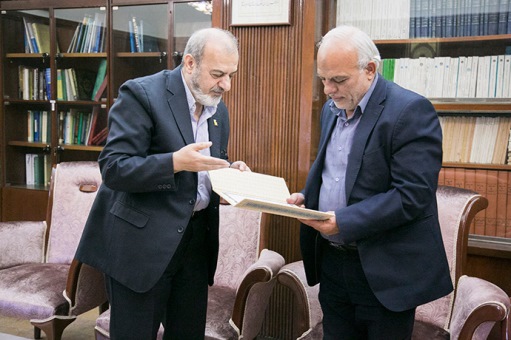 بانک‌پاسارگاد،کتاب نفیس قرآن‌طباخ را‌ به استانداری هرمزگان و دانشکده ادبیات دانشگاه تهران اهدا کرد