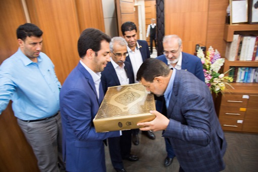 بانک‌پاسارگاد،کتاب نفیس قرآن‌طباخ را‌ به استانداری هرمزگان و دانشکده ادبیات دانشگاه تهران اهدا کرد