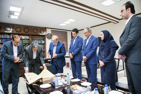 اهدای کتاب نفیس قرآن طباخ به استانداری بوشهر، توسط بانک پاسارگاد اهدای کتاب نفیس قرآن طباخ به استانداری بوشهر، توسط بانک پاسارگاد