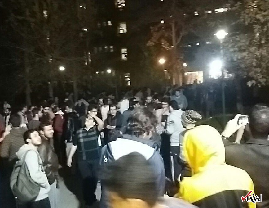 وقوع زلزله 5/2 ریشتری در تهران+ جزئیات و فیلم / مرکز اورژانس: مردم از تجمع در محل های غیر ایمن خودداری نمایند / اختلال در تلفن های همراه / آماده باش دستگاه های امدادی / حضور مردم تهران در خیابان ها / ارتباط تلفنی در برخی شهرستان&zwnj;های تهران به طور کامل قطع شده