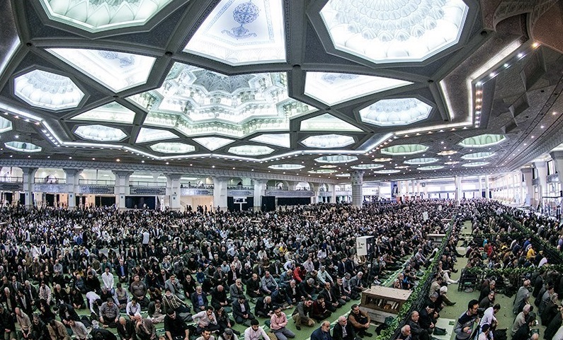 ترقی: «نردههای نماز جمعه» تنها مانع رابطه مردم و مسئولان نیست ترقی: «نردههای نماز جمعه» تنها مانع رابطه مردم و مسئولان نیست