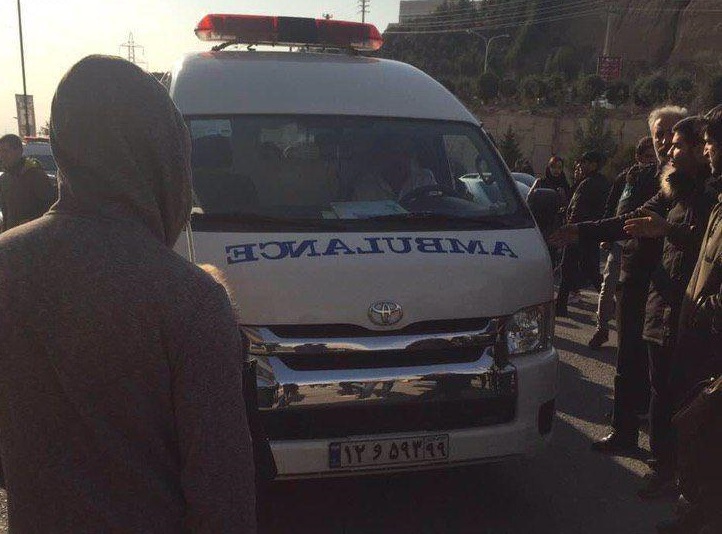 مسول ارشد دانشگاه آزاد دانشجویان معترض را با خودرو زیر گرفت / دو نفر مجروح شدند مسول ارشد دانشگاه آزاد دانشجویان معترض را با خودرو زیر گرفت / دو نفر مجروح شدند