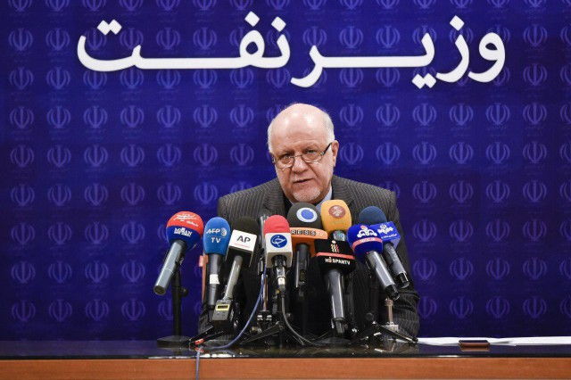 ویدئو / زنگنه: من نمیتوانم بگویم چگونه تحریم را دور میزنم / مردم محرم هستند، اما حرفی که من میزنم فقط مردم خودمان نمیشنوند، امریکا و اسرائیل هم میشنوند / روزی که سختیها بگذرد میگوییم چه کردیم ویدئو / زنگنه: من نمیتوانم بگویم چگونه تحریم را دور میزنم / مردم محرم هستند، اما حرفی که من میزنم فقط مردم خودمان نمیشنوند، امریکا و اسرائیل هم میشنوند / روزی که سختیها بگذرد میگوییم چه کردیم