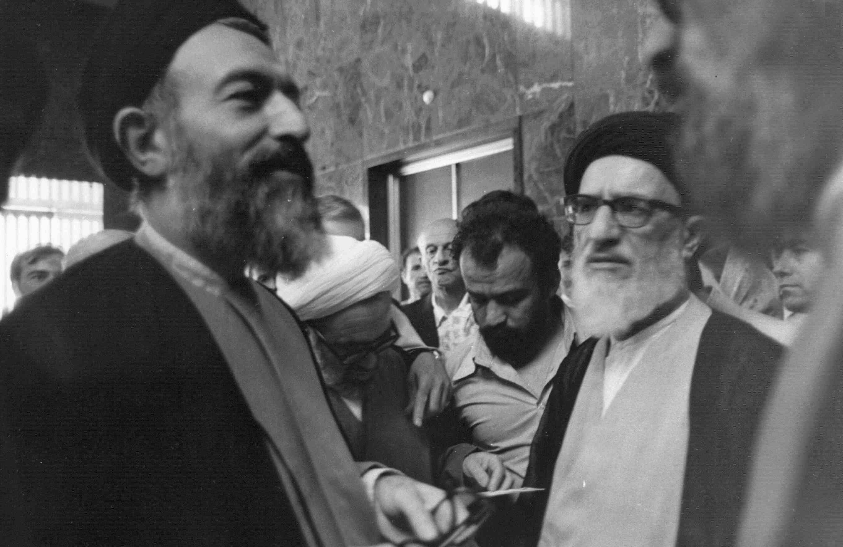ویدئو / اولین جلسه تبیین قانون اساسی جمهوری اسلامی ایران، با حضور آیتالله طالقانی، آیتالله بهشتی و مهدی بازرگان ویدئو / اولین جلسه تبیین قانون اساسی جمهوری اسلامی ایران، با حضور آیتالله طالقانی، آیتالله بهشتی و مهدی بازرگان