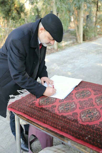 ادای احترام معاون وزیر خارجه لهستان به هممیهنان آرمیدهاش در تهران ادای احترام معاون وزیر خارجه لهستان به هممیهنان آرمیدهاش در تهران