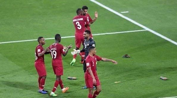 تصاویری عجیب از دمپایی&zwnj;های اماراتی&zwnj;ها در وسط زمین دیدار با قطر!