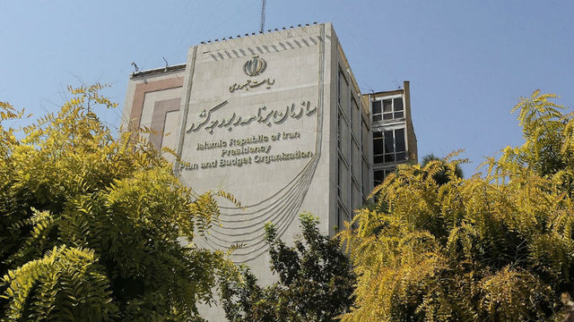 پیشنهاد افزایش یکسان حقوق بدون محاسبات مالی و توجه به منابع درآمدی بوده است