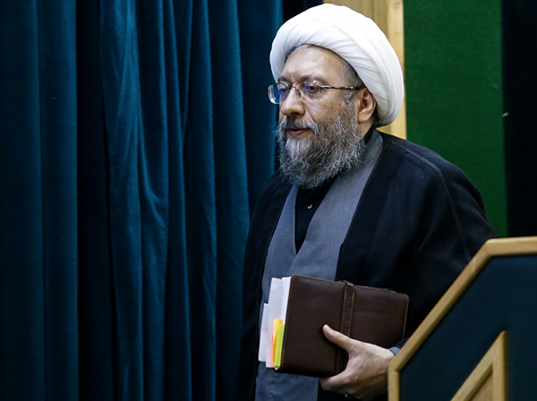 آیت الله آملی لاریجانی: گفتند دختر رئیس قوه قضاییه جاسوس است /  دختر من جایی می&zwnj;رفت می&zwnj;گفتند &laquo;از زندان آزاد شدی؟&raquo; / مسئولی که قسم خورده بود قانون اساسی را اجرا کند گفت &laquo;دختر من جاسوس نیست، ۶۳ حساب هم ندارم&raquo;