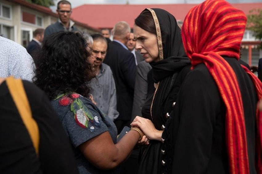حجاب نخست وزیر نیوزیلند، در بازدید از مرکز پناهندگان +تصاویر حجاب نخست وزیر نیوزیلند، در بازدید از مرکز پناهندگان +تصاویر
