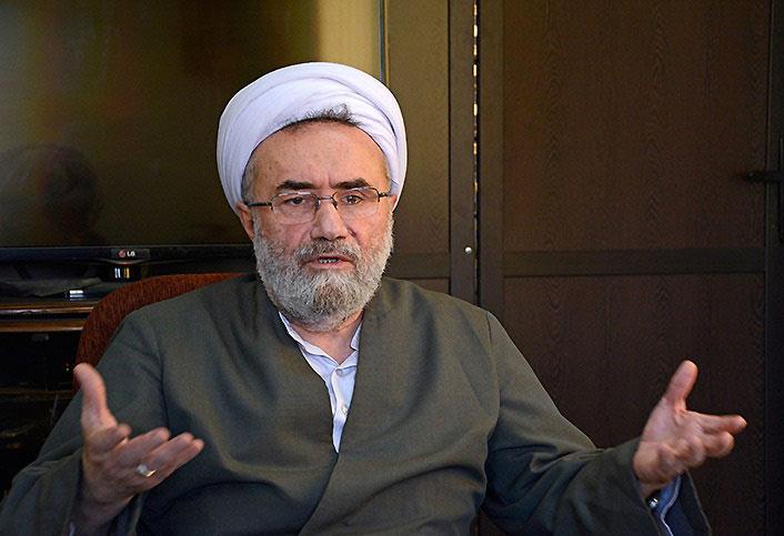 جمهوری اسلامی: چرا رئیس جمهور از حقوق قانونی خود استفاده نمیکند؟ جمهوری اسلامی: چرا رئیس جمهور از حقوق قانونی خود استفاده نمیکند؟