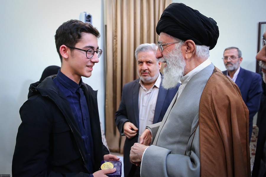 رهبر معظم انقلاب در دیدار شطرنجباز نوجوانی که از رویارویی با حریف اسراییلی امتناع کرده بود: آقای آرینِ گل؛ خوشحالیم که بحمدالله شماها را داریم، برای آینده کشور شماها سرمایهاید رهبر معظم انقلاب در دیدار شطرنجباز نوجوانی که از رویارویی با حریف اسراییلی امتناع کرده بود: آقای آرینِ گل؛ خوشحالیم که بحمدالله شماها را داریم، برای آینده کشور شماها سرمایهاید