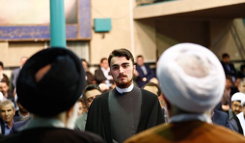 پاسخ سید احمد خمینی به انتقادات در خصوص مراسم عمامه گذاري در نيمه شعبان پاسخ سید احمد خمینی به انتقادات در خصوص مراسم عمامه گذاري در نيمه شعبان
