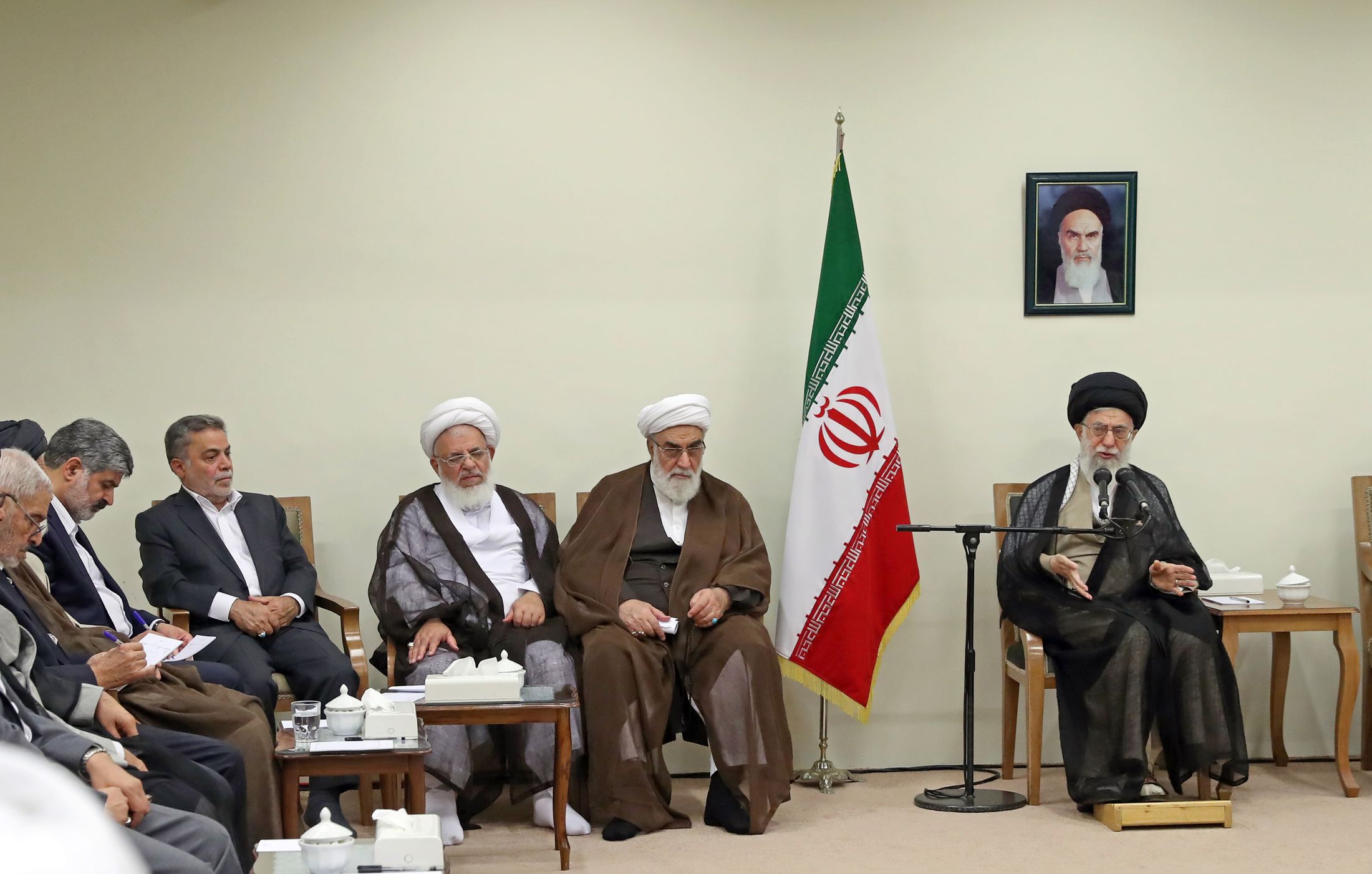 رهبر معظم انقلاب: در محیطهای دانشگاهی و فرهنگی، نباید جریان انقلابی تضعیف، و جریان مقابل آنها تقویت شود رهبر معظم انقلاب: در محیطهای دانشگاهی و فرهنگی، نباید جریان انقلابی تضعیف، و جریان مقابل آنها تقویت شود