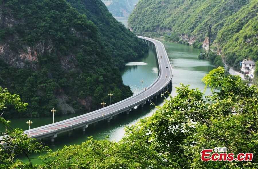 تصاویر: جاده&zwnj;ای که بیش از یک میلیون توریست را به چین کشاند