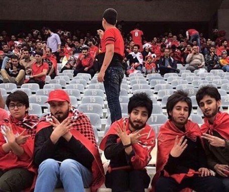 در جشن قهرمانی پرسپولیس؛ حضور بانوان با چهره مبدل و دستهجمعی (عکس) در جشن قهرمانی پرسپولیس؛ حضور بانوان با چهره مبدل و دستهجمعی (عکس)