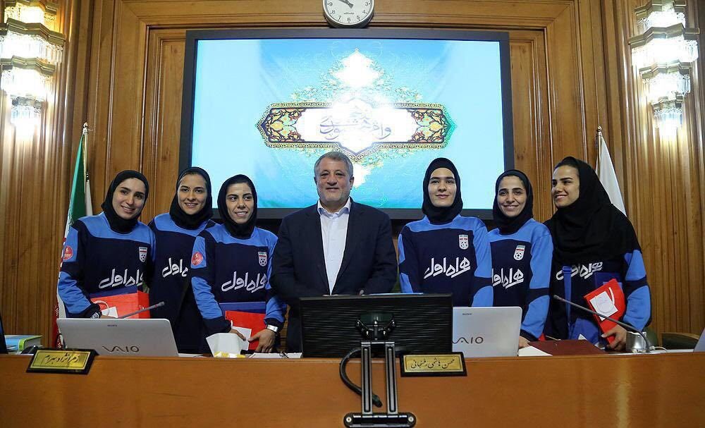 عکس/ تقدير محسن هاشمی، رئيس شوراي شهر تهران از بانوان فوتساليست در صحن علني شورا