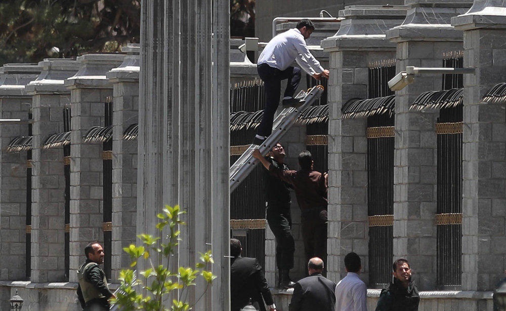 یک نماینده: چندتن از عوامل حادثه تروریستی مجلس در عراق به هلاکت رسیدند یک نماینده: چندتن از عوامل حادثه تروریستی مجلس در عراق به هلاکت رسیدند