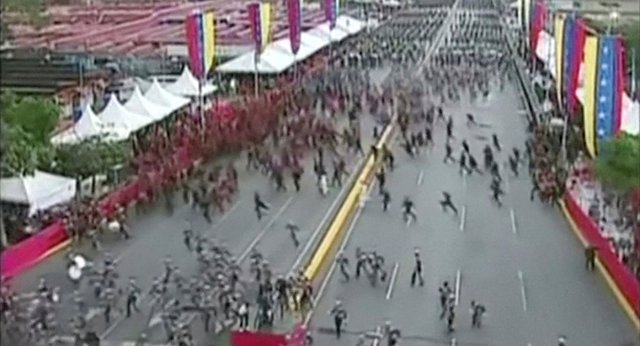 انفجار پهپادهای حامل مواد منفجره در جریان سخنرانی مادورو / مردم وحشت زده فرار کردند / ونزوئلا: پهپادها بمب&zwnj;گذاری شده بود؛ قصد داشتند مادورو را ترور کنند