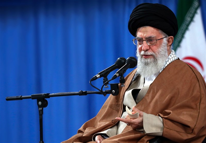 پاسخ مقام معظم رهبری به نگرانی یکی از فعالان فرهنگی خارج از کشور: نگران نباشید؛ هیچ&zwnj;کس هیچ غلطی نمی&zwnj;تواند بکند