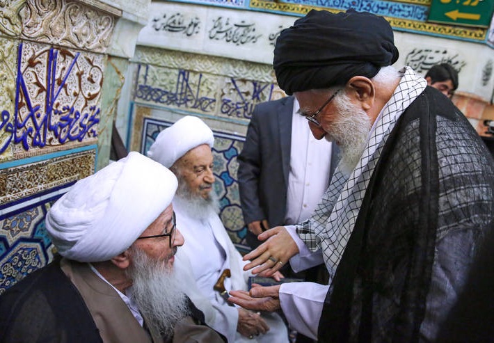 عکس/ حضور مقام معظم رهبری، آیت الله مکارم شیرازی، وحیدخراسانی و مصباح یزدی در مراسم غبارروبی ضریح حرم امام رضا عکس/ حضور مقام معظم رهبری، آیت الله مکارم شیرازی، وحیدخراسانی و مصباح یزدی در مراسم غبارروبی ضریح حرم امام رضا