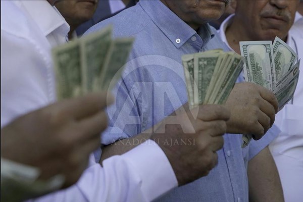 کمپین&zwnj;های مردمی در ترکیه برای حمایت از &laquo;لیر&raquo; و &laquo;پول ملی&raquo; +تصاویر