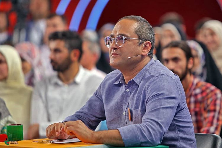 انتقاد صریح رامبد جوان از رای احساسی مردم به کمدین فرهاد آییش: این کار برای ما تنبلی و نجنگیدن به همراه میآورد +فیلم انتقاد صریح رامبد جوان از رای احساسی مردم به کمدین فرهاد آییش: این کار برای ما تنبلی و نجنگیدن به همراه میآورد +فیلم