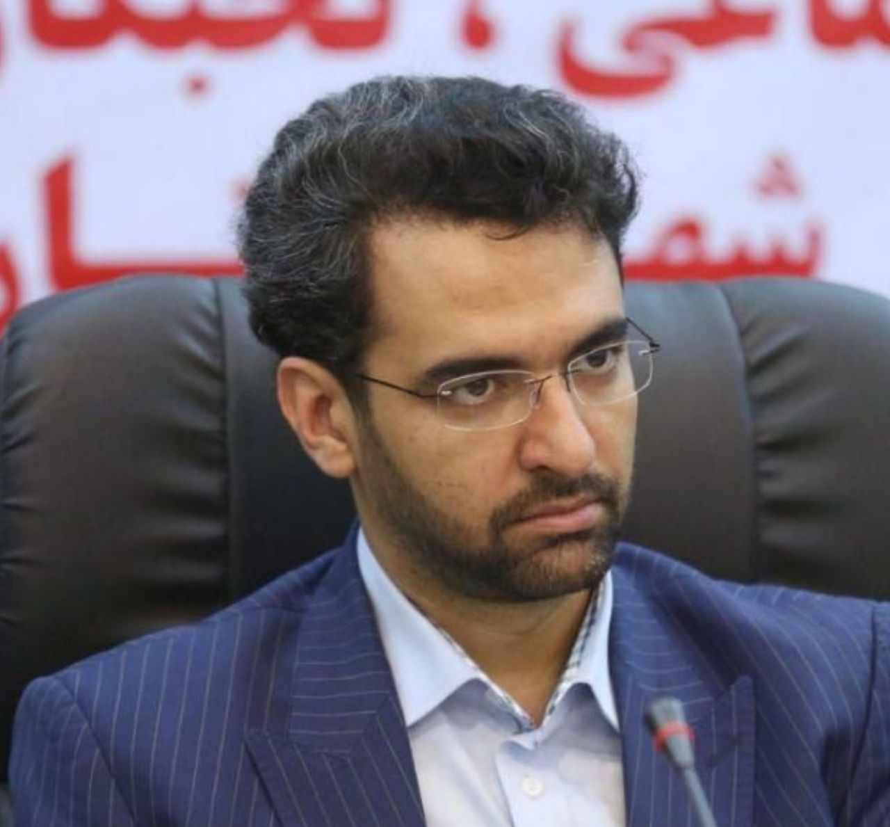 آذري جهرمي: آمریکا با به رخ کشیدن قدرت دلار خود را با همه دنیا درگیر کرده / این رویه درکوتاه مدت بر ارزش پول ملی کشورها تاثیرگذار است اما نهایتا به ضرر اقتصاد آمریکا خواهد بود